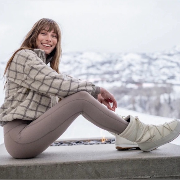 NWT Vuori Plaid Cozy Sherpa Women's Full Zip Jacket in Suede Windowpane - Picture 10 of 10